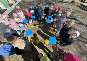 "Motylki" obchodzą Światowy Dzień Świadomości Autyzmu na świeżym powietrzu.