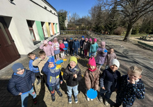 "Motylki" obchodzą Światowy Dzień Świadomości Autyzmu na świeżym powietrzu.