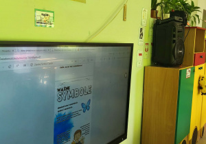 Materiały edukacyjne nt. autyzmu wyświetlone na ekranie multimedialnym w "Pszczółkach" podczas zajęć popołudniowych.