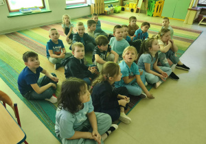 Dzieci z grupy "Pszczółek" rozmawiają nt. autyzmu w oparciu o prezentację.