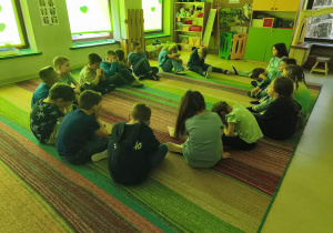 W ciszy i skupieniu oraz z zamkniętymi oczami słuchamy w grupie V wartościowej piosenki pt. "Bezpieczny świat".