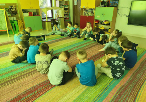 W ciszy i skupieniu oraz z zamkniętymi oczami słuchamy w grupie V wartościowej piosenki pt. "Bezpieczny świat".