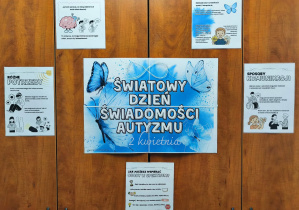 Materiały edukacyjne nt. autyzmu przyczepione na holu naszego przedszkola.