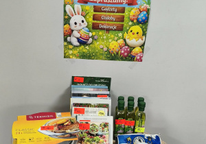 Przedszkolny Kiermasz Wielkanocny, umieszczony na holu na piętrze, obok sali "Żabek".