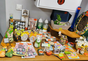 Przedszkolny Kiermasz Wielkanocny, umieszczony na holu na piętrze, obok sali "Żabek".