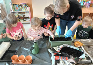 Dzieci zakładają wiosenny ogródek.