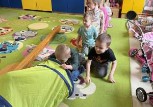 Dzieci pokonują wiosenny tor przeszkód.