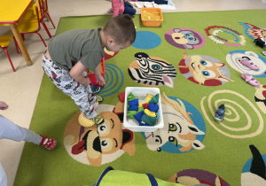 Dzieci pokonują wiosenny tor przeszkód.