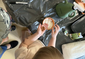 Dzieci zakładają wiosenny ogródek.