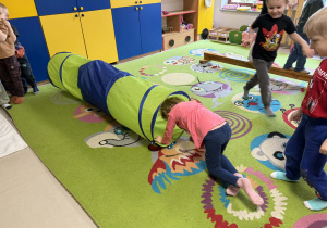 Dzieci pokonują wiosenny tor przeszkód.