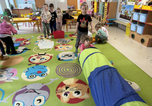 Dzieci pokonują wiosenny tor przeszkód.