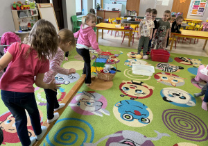 Dzieci pokonują wiosenny tor przeszkód.