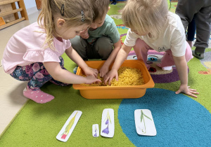 Dzieci pokonują wiosenny tor przeszkód.