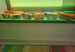 Pojazdy wykonane przez dzieci w ramach zajęć "Działaj z imPETem".