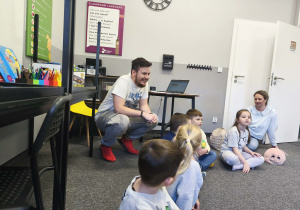 "Pszczółki" witają się z panem prowadzącym.