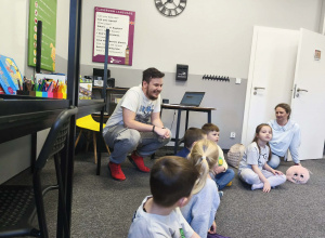 Wycieczka piesza dzieci z grup najstarszych do "Fabryki Języka" w Ozorkowie.