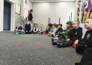 Dzieci z grupy "Pszczółek" podczas zajęć pokazowych w "Fabryce Języka".