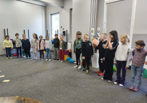 Utrwalamy poznane słówka w języku angielskim z wykorzystaniem pluszowej piłki.