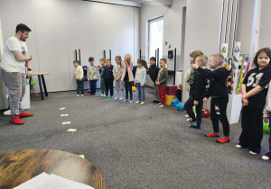 Utrwalamy poznane słówka w języku angielskim z wykorzystaniem pluszowej piłki.