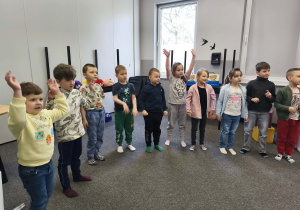 "Pszczółki" biorą udział w zabawie muzyczno-ruchowej w języku angielskim.