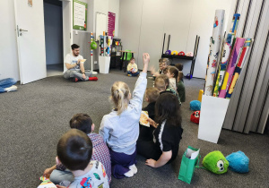 Językowa zabawa edukacyjna wśród "Pszczółek".