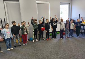 "Pszczółki" biorą udział w zabawie muzyczno-ruchowej w języku angielskim.