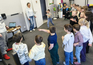 "Pszczółki" utrwalają słownictwo w języku angielskim w formie ciekawej zabawy.