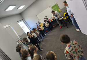 "Pszczółki" podczas edukacyjnych zabaw językowych.