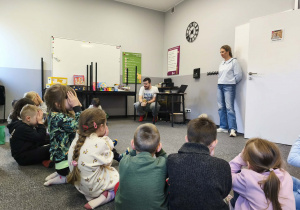 Dzieci z grupy "Pszczółek" oczekują na wizytę niespodziankę.