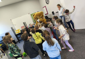 "Pszczółki" witają się z ogromnym Misiem Teddy Eddie w "Fabryce Języka".