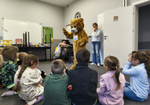 Wizyta niespodzianka - na salę wchodzi ulubiony wśród dzieci ogromny Miś Teddy Eddie.