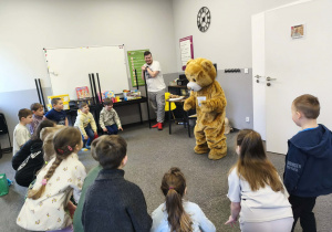 Dzieci z grupy V podczas zabawy muzyczno-ruchowej w języku angielskim wraz z Misiem Teddy Eddie.