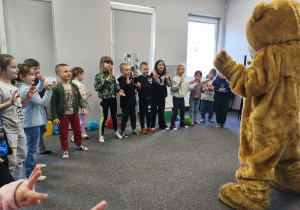 Dzieci z grupy V podczas zabawy muzyczno-ruchowej w języku angielskim wraz z Misiem Teddy Eddie.