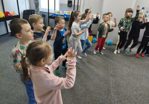 Aktywny udział "Pszczółek" podczas spotkania z Misiem Teddy Eddie.