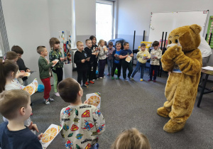 Nauka języka angielskiego przez zabawę z Misiem.