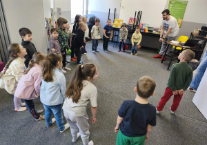 "Pszczółki" słuchając piosenki, naśladują ruchem jej treść.