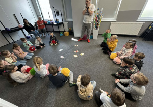 "Motylki" w trakcie edukacyjnej zabawy językowej z wykorzystaniem obrazków.