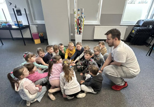 Dzieci z grupy IV pukają do magicznego pudełeczka.