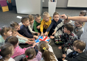 Dzieci z grupy IV pukają do magicznego pudełeczka.