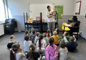 Utrwalamy nazwy kolorów w języku angielskim.