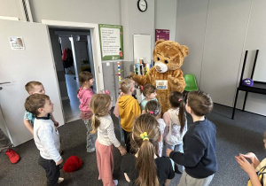 "Motylki" witają się z gościem specjalnym - znanym i lubianym Misiem Teddy Eddie.