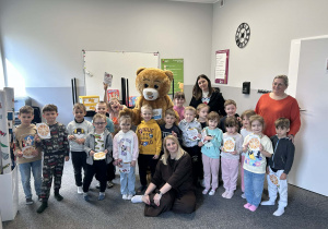Dzieci z grupy "Motylków" wraz z paniami oraz Misiem Teddy Eddie.