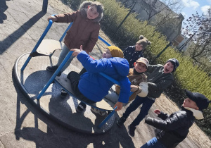 "Pszczółki" na placu zabaw w Parku Miejskim podczas drogi powrotnej z "Fabryki Języka".