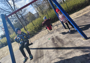 "Pszczółki" na placu zabaw w Parku Miejskim podczas drogi powrotnej z "Fabryki Języka".