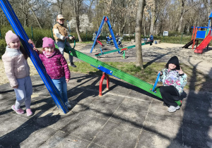 "Pszczółki" na placu zabaw w Parku Miejskim podczas drogi powrotnej z "Fabryki Języka".