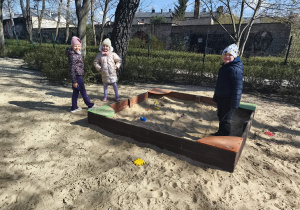 "Pszczółki" na placu zabaw w Parku Miejskim podczas drogi powrotnej z "Fabryki Języka".