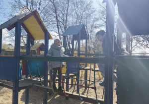 "Pszczółki" na placu zabaw w Parku Miejskim podczas drogi powrotnej z "Fabryki Języka".