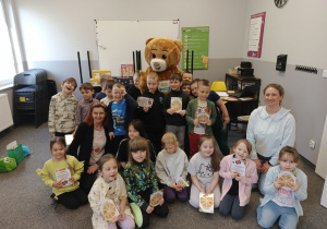 Dzieci z grupy "Pszczółek" wraz z paniami oraz Misiem Teddy Eddie.