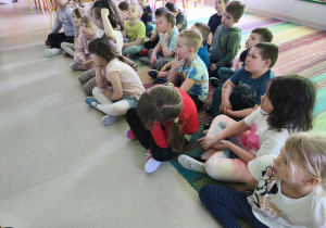 Oglądamy prezentację multimedialną, podczas której poznajemy cechy każdego bohatera bajki "Kubuś Puchatek".