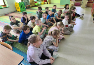 Oglądamy prezentację multimedialną, podczas której poznajemy cechy każdego bohatera bajki "Kubuś Puchatek".